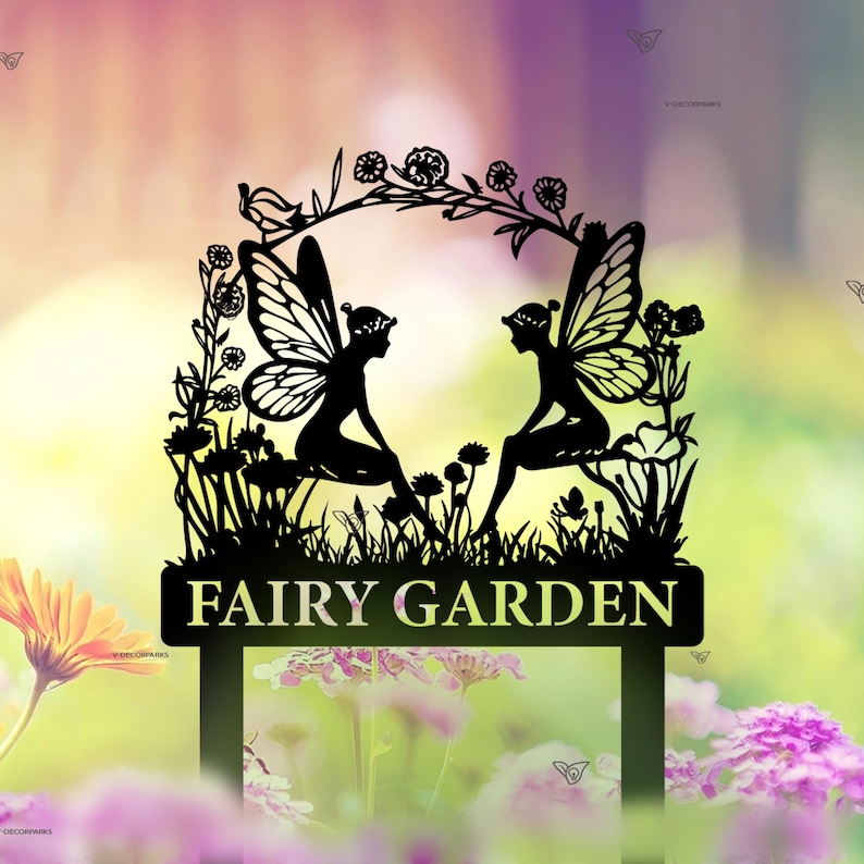 Puede incluir: Silueta negra de metal de dos hadas sentadas en un jard&iacute;n con flores y hojas. El letrero dice "Fairy Garden".