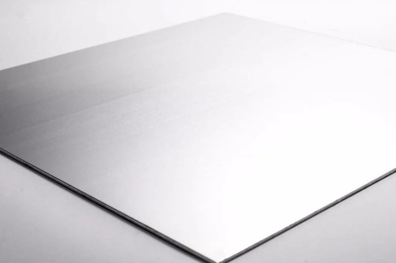 Puede incluir: Una l&aacute;mina de metal de aluminio cepillado con una superficie lisa y reflectante.