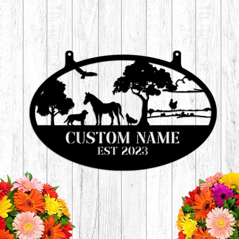 Puede incluir: Un letrero ovalado de metal negro con una silueta de un caballo, dos perros, una gallina y &aacute;rboles. El letrero dice "CUSTOM NAME EST 2023".