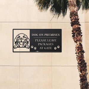 Placa de metal com a frase "Cachorro no local, por favor, deixe os pacotes no portão", placa de aviso no portão, arte em metal "Cuidado com o cachorro", placa de aviso "Cachorro no local"