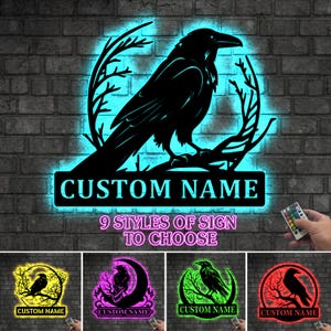 Könnte beinhalten: Schwarzes Metallschild mit einem Raben, personalisierbarem Text und blauer Beleuchtung. Das Schild enthält den Text "CUSTOM NAME" und "9 STYLES OF SIGN TO CHOOSE". Weitere Schilder sind unten abgebildet.