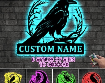 Puede incluir: Letrero de metal negro con un cuervo, texto personalizable e iluminación azul. El letrero incluye el texto "CUSTOM NAME" y "9 STYLES OF SIGN TO CHOOSE". Se muestran estilos de letreros adicionales.