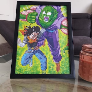 Puede incluir: Una ilustración enmarcada de un personaje de anime verde y morado con una boca grande y dientes afilados, atacando a un personaje más pequeño con cabello castaño y una camisa azul.