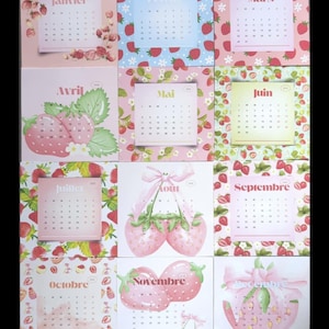 Peut inclure: Douze calendriers carrés, chacun affichant le nom d'un mois et une grille de calendrier. Les calendriers sont décorés de motifs de fraises et de couleurs pastel, notamment rose, bleu et vert. Le thème général est un design fantaisiste et fruité.