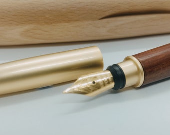 Stylo plume CLASSIC en palissandre avec élégant étui ovale en bois. Encre PELIKAN.