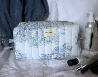 Grande trousse Jocelyne – Toile de Jouy bleue