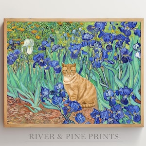 Könnte beinhalten: Ein Gemälde im Stil von Vincent van Gogh, das eine orangefarbene Katze zeigt, die in einem Feld mit blauen Iris sitzt. Die Katze schaut direkt auf den Betrachter. Das Gemälde ist in einem hellen Holzrahmen gerahmt.