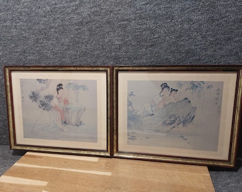 Par de láminas chinas antiguas enmarcadas: mujeres en el jardín, tonos azul pastel.