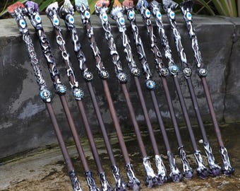 Zodiac Crystal Healing Wand – astrologiecadeau voor haar of hem – handgemaakt verjaardagsheksendecor voor altaar, ritueel of meditatie