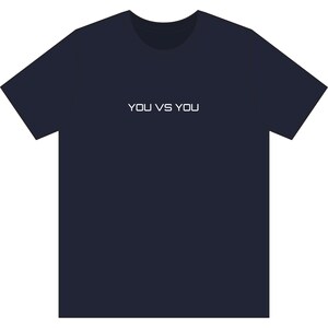 Könnte beinhalten: Marineblaues T-Shirt mit dem weißen Text "YOU VS YOU" mittig auf der Brust. Das kurzärmlige Shirt hat einen Rundhalsausschnitt und besteht aus einem weichen Material. Das minimalistische Design macht es für den Freizeitgebrauch geeignet.