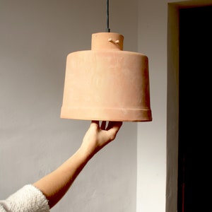 lampadara a sospensione in ceramica terracotta luce rustica fatta a mano sostenibilità. Lampade in terracotta fatte a mano a Maiorca e personalizzate da te immagine 1