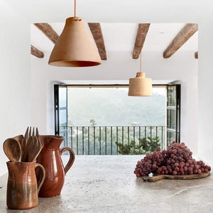 lampadara a sospensione in ceramica terracotta luce rustica fatta a mano sostenibilità. Lampade in terracotta fatte a mano a Maiorca e personalizzate da te immagine 2