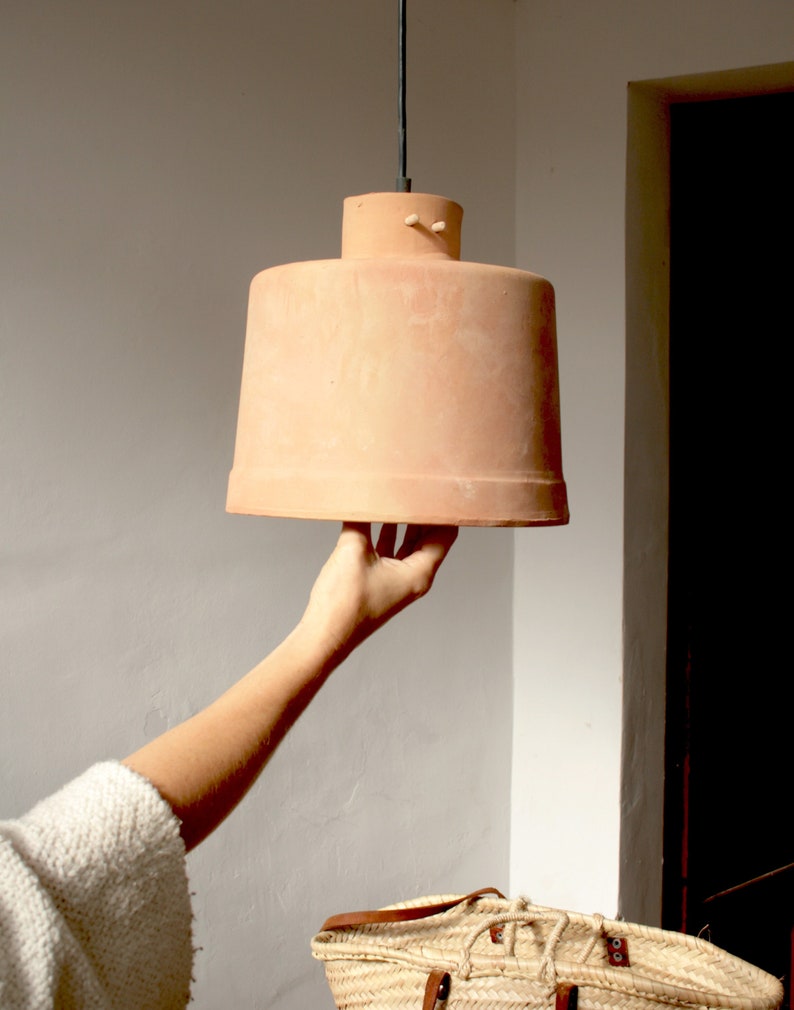 lampadara a sospensione in ceramica terracotta luce rustica fatta a mano sostenibilità. Lampade in terracotta fatte a mano a Maiorca e personalizzate da te immagine 1