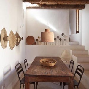 Handgefertigte Terrakotta Pendellampe: Rustikale Beleuchtung auf Mallorca