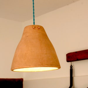 Suspension lampara en céramique et terre cuite, lumière rustique faite main, durabilité. Lampes en terre cuite fabriquées à la main à Majorque et personnalisées par vous PLUJA 03