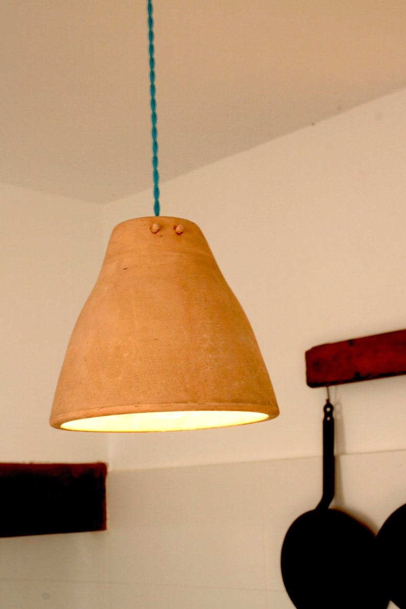 lampadara a sospensione in ceramica terracotta luce rustica fatta a mano sostenibilità. Lampade in terracotta fatte a mano a Maiorca e personalizzate da te PLUJA 03