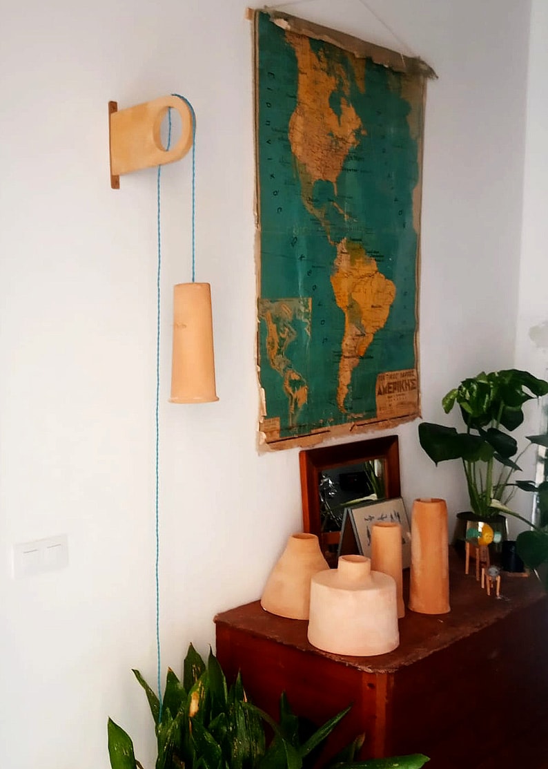 lampadara a sospensione in ceramica terracotta luce rustica fatta a mano sostenibilità. Lampade in terracotta fatte a mano a Maiorca e personalizzate da te PLUJA 02