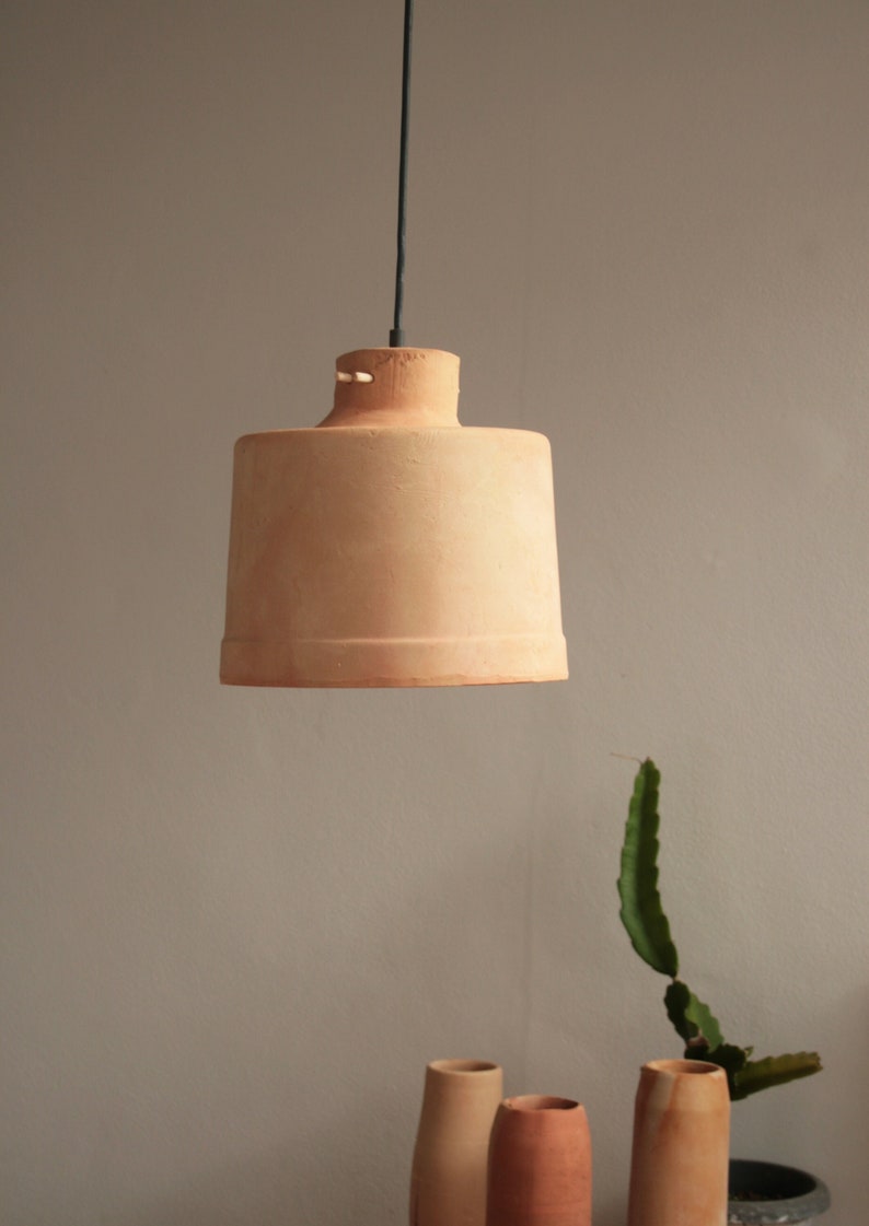 lampadara a sospensione in ceramica terracotta luce rustica fatta a mano sostenibilità. Lampade in terracotta fatte a mano a Maiorca e personalizzate da te PLUJA 04