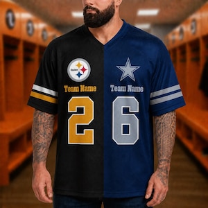 Puede incluir: Una camiseta de cuello en V con diseño dividido, con el lado izquierdo negro que muestra el logotipo de los Pittsburgh Steelers, el texto Team Name y el número 26 en amarillo. El lado derecho es azul marino con una estrella plateada, el texto Team Name y el número 26 en plata.