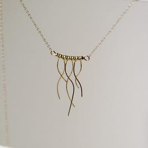 Gold Fransen Halskette Wavy Line Qualle Anhänger Minimalist Inspiriert Moderne Kunst Schmuck Elegante Statement Halskette Geburtstagsgeschenk für Sie