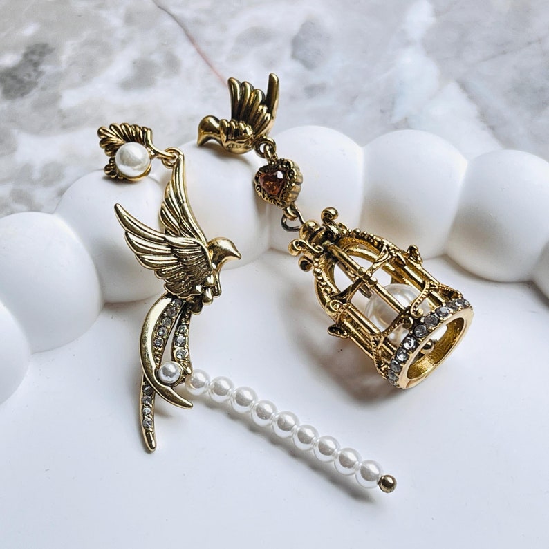 Vintage Birdcage Earrings, Brass and Pearl, Asymmetrical Design, Retro-Inspired Jewelry, Elegant and Stylish, High-Quality Brass, Two Colors, Unique Earrings, Special Occasions, Thoughtful Gift, Distinctive Accessories, Birdcage and Pearl Design