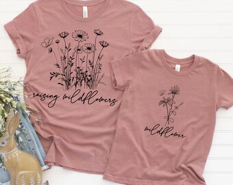 Erwachsener, der Wildblumen und Wildblumen-T-Shirts anzieht, Mama Mini passendes Set, Mama und ich Outfits, Mama Mini-Shirt, Babypartygeschenk, neue Mutter Geschenk