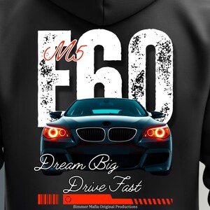 Może przedstawiać: Czarna bluza z kapturem z białym nadrukiem samochodu z tekstem "M5 E60 Dream Big Drive Fast" i kodem kreskowym. Tekst "Bimmer Mafia Original Productions" znajduje się pod kodem kreskowym. Tekst "The E60 - a masterpiece of engineering. Its high-revving V10 naturally aspirated engine, combined with precise handling, sets new standards in the sports sedan class. A car for demanding drivers who appreciate both performance and comfort." znajduje się pod tekstem.