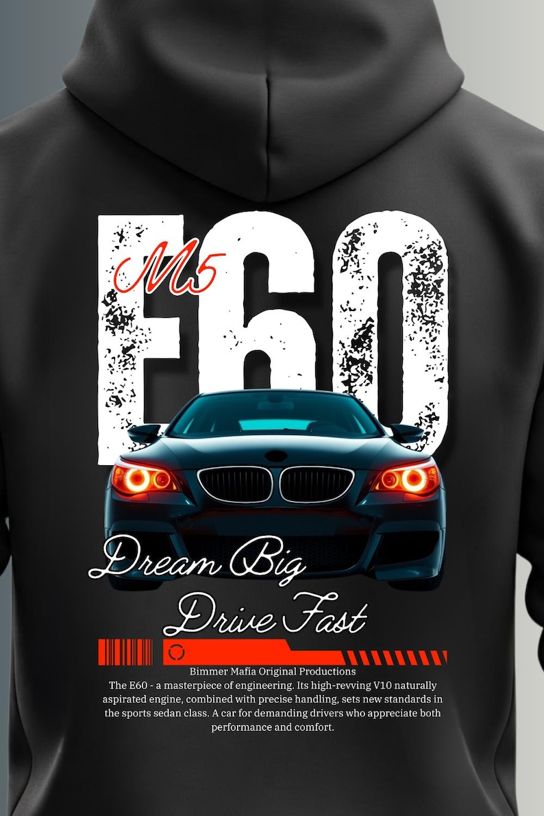 Może przedstawiać: Czarna bluza z kapturem z białym nadrukiem samochodu z tekstem "M5 E60 Dream Big Drive Fast" i kodem kreskowym. Tekst "Bimmer Mafia Original Productions" znajduje się pod kodem kreskowym. Tekst "The E60 - a masterpiece of engineering. Its high-revving V10 naturally aspirated engine, combined with precise handling, sets new standards in the sports sedan class. A car for demanding drivers who appreciate both performance and comfort." znajduje się pod tekstem.