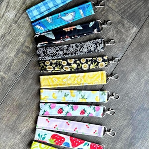 Llavero de pulsera de tela hecho a mano para mujer. Bonito, funcional, duradero, único, pequeño regalo para profesora.