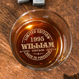 Benutzerdefinierte 30. Geburtstag Whiskyglas, personalisierte Vintage Rock Glas, Geschenke für ihn Vater Mann Opa im Alter von bis zur Perfektion, Geburtstagsgeschenk