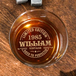 Benutzerdefinierte 40. Geburtstag Whiskyglas, personalisierte Vintage Rock Glas, Geschenke für ihn Papa Ehemann Opa im Alter von bis zur Perfektion, Papa Geburtstagsgeschenk