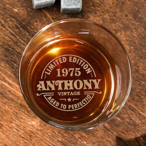 Benutzerdefinierte 50. Geburtstag Whiskyglas, personalisierte Vintage Rock Glas, Geschenke für ihn Papa Ehemann Opa im Alter von bis zur Perfektion, Geburtstagsgeschenk