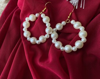 Boucles d'oreilles créoles et plusieurs modèles et formes, fleurs d'été avec perles nacrées, boucles d'oreilles de mariée créoles tendance