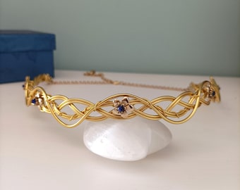 Medieval crown inspired by Éowyn. Delicate Celtic-style headband. Braided gold wire crown with blue stones. Cosplay jewelry.