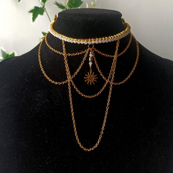 Collana a forma di sole in oro con cristalli. Girocollo a forma di fata. Collana grunge in oro. Bigiotteria. Collana estetica. Collana a strati in oro.
