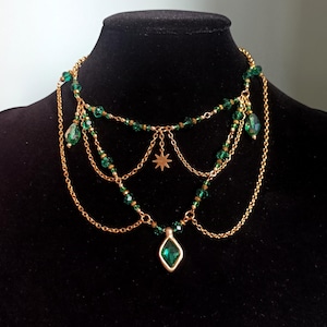 Collar de capas de cadena dorada con cristales verdes y estrella