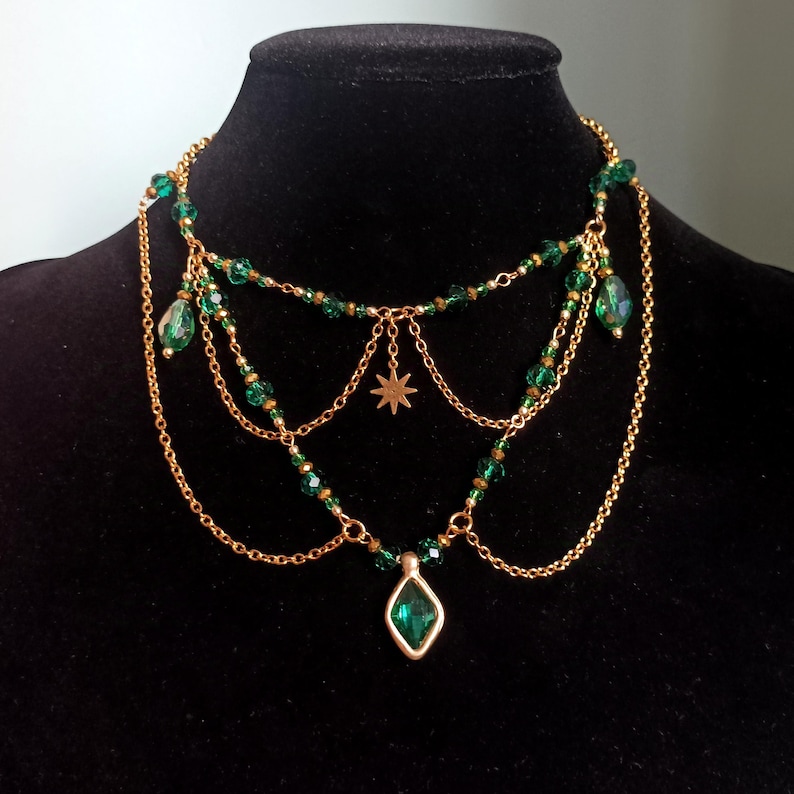 Collar de capas de cadena dorada con cristales verdes y estrella