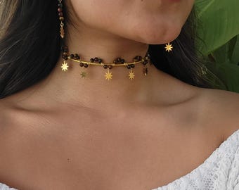 Goldenes Halsband mit Sternen. Halskette mit Tigeraugenperlen. Feen-Halsband. Damenhalskette aus Metall.