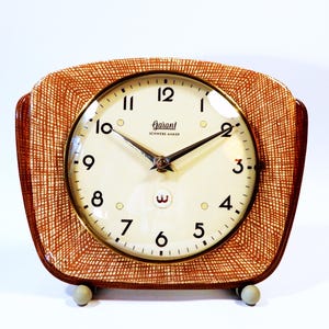 Reloj de pared eléctrico retro Garant Schwebe-Anker de cerámica, años 50-60, movimiento Kienzle, mediados de siglo, fabricado en Alemania.