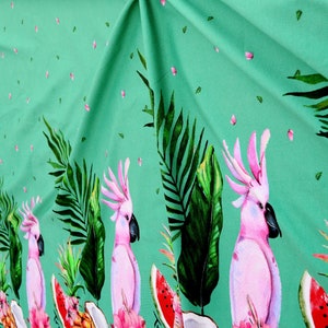 Puede incluir: Tela verde con un patrón repetido de cacatúas rosas, hojas tropicales y rodajas de sandía.