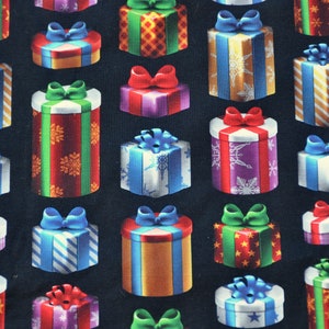 Puede incluir: Un fondo negro con un patrón repetitivo de cajas de regalo coloridas con diferentes diseños. Las cajas están envueltas en varios colores, incluyendo rojo, verde, azul, dorado y morado. Cada caja tiene una cinta y un lazo.