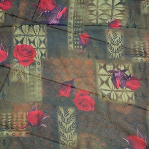 Tela de gasa floral con estampado de rosas rojas en color caqui, Tela transparente con motivos geométricos y flores