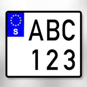 Może przedstawiać: Biała tablica rejestracyjna z czarnym tekstem i niebieskim kwadratem w lewym górnym rogu. Tekst brzmi "ABC 123". Niebieski kwadrat zawiera okrąg żółtych gwiazd i literę "S".