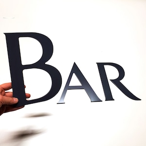 Placa de acrílico azul-marinho com letras decorativas "BAR" de 9" de altura | Perfeita para sua caverna masculina, galpão feminino, restaurante, oficina ou bar!
