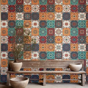 Puede incluir: Un banco de madera con una pared de azulejos con patrones detr&aacute;s. Dos macetas de terracota est&aacute;n en el banco, una en cada extremo. Los azulejos son en tonos de naranja, azul y rojo.