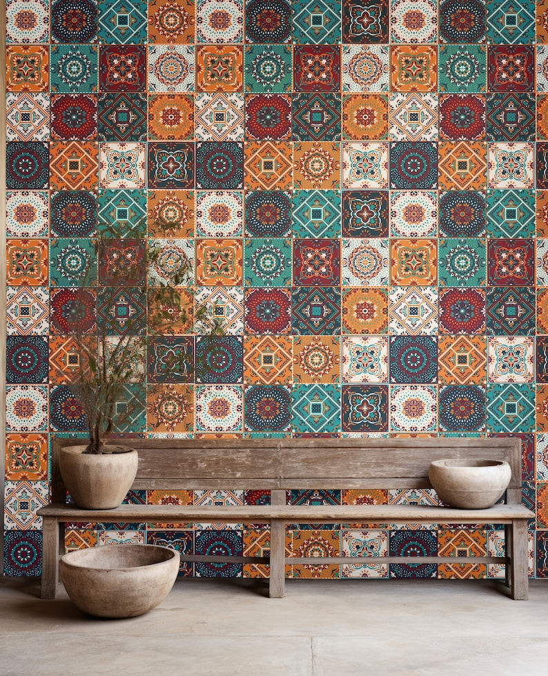 Puede incluir: Un banco de madera con una pared de azulejos con patrones detr&aacute;s. Dos macetas de terracota est&aacute;n en el banco, una en cada extremo. Los azulejos son en tonos de naranja, azul y rojo.