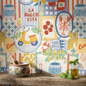 Puede incluir: Un cuenco de cerámica con estampado floral sobre una superficie de madera frente a un papel pintado con ilustraciones de un scooter amarillo, una langosta, sardinas, tomates, limones y el texto "LA DOLCE VITA" y "Ciao" en estilo mediterráneo.