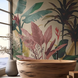 Puede incluir: Una bañera de madera con un acabado de vetas naturales se encuentra frente a un mural de pared con plantas tropicales en tonos verdes, rosas y rojos. Dos pájaros blancos están pintados en la pared. Un jarrón con un pequeño árbol está junto a una ventana.