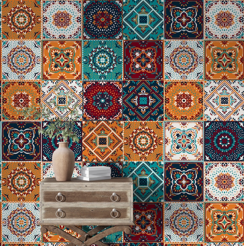 Puede incluir: Una c&oacute;moda de madera con dos cajones se encuentra frente a una pared cubierta de azulejos con patrones coloridos. Los azulejos est&aacute;n dispuestos en un patr&oacute;n de cuadr&iacute;cula y presentan una variedad de dise&ntilde;os geom&eacute;tricos. Un jarr&oacute;n con una planta se encuentra encima de la c&oacute;moda.