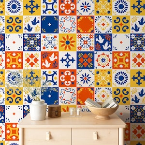 Puede incluir: Un conjunto de pegatinas de azulejos coloridos con un patrón geométrico en tonos de azul, amarillo, naranja y blanco. Las pegatinas están dispuestas en un patrón de cuadrícula y son perfectas para agregar un toque de color y estilo a cualquier habitación.